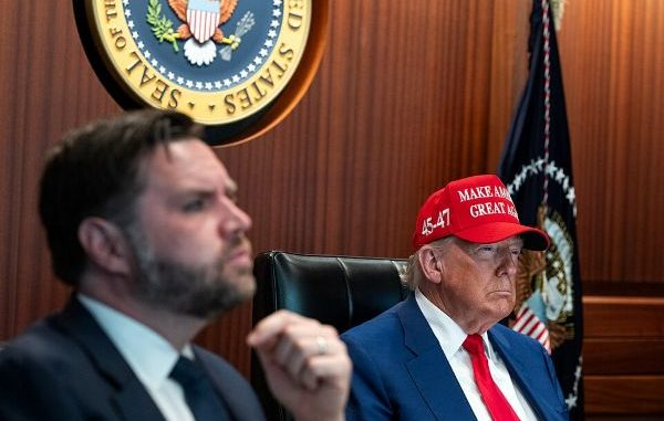 Trump praat over diplomatie, maar breidt ondertussen de Amerikaanse oorlogsmachine tegen Iran uit.
