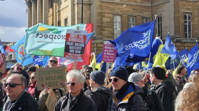 Honderdduizenden mensen nemen deel aan de ‘Together’-demonstratie tegen extreemrechts in Londen
